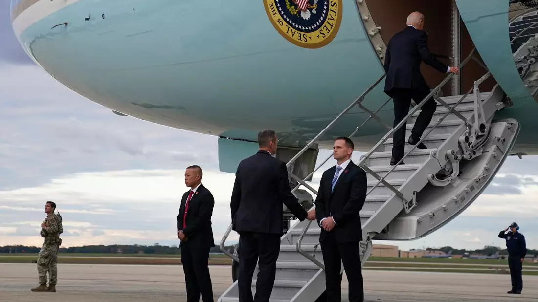 US-Präsident Joe Biden bricht zu seiner Reise nach Israel auf. - Bild: Evan Vucci/AP/dpa