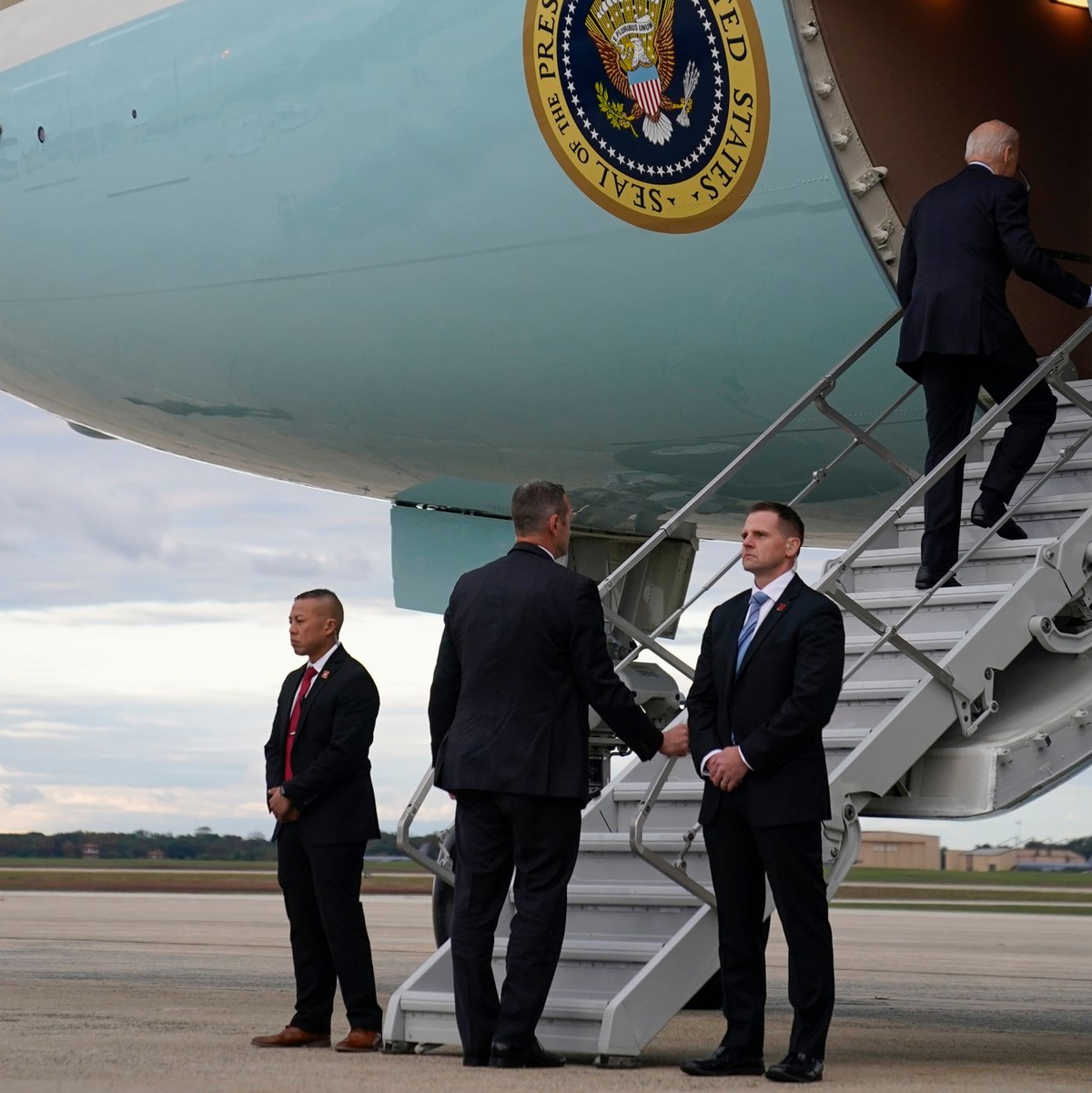 US-Präsident Joe Biden bricht zu seiner Reise nach Israel auf. - Foto: Evan Vucci/AP/dpa