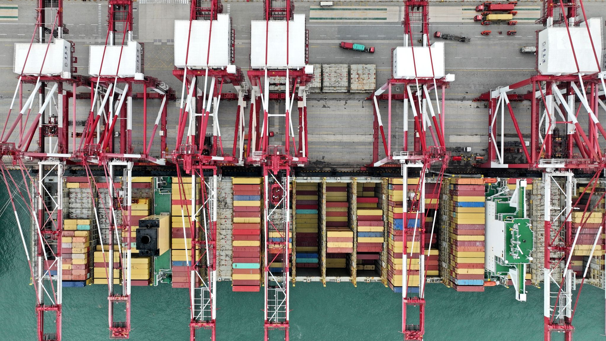 Blick von oben auf ein Containerschiff im Hafen von Qingdao in der ostchinesischen Provinz Shandong. - Foto: Li Ziheng/Xinhua/dpa