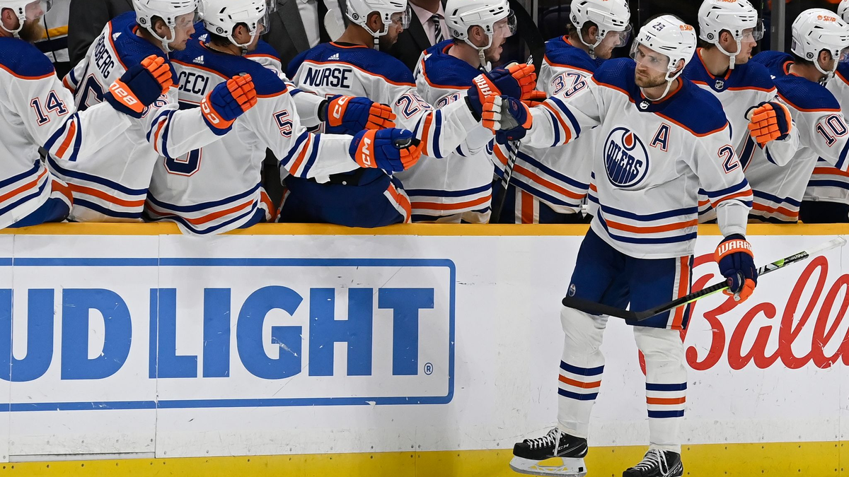 Edmontons Leon Draisaitl (r) nimmt nach seinem Treffer die Glückwünsche der Teamkollegen entgegen. - Foto: Mark Zaleski/AP/dpa