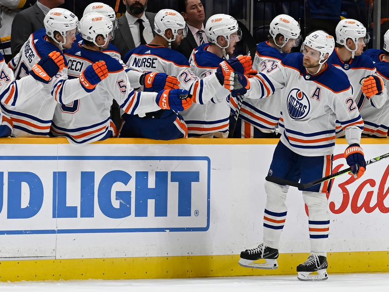 Edmontons Leon Draisaitl (r) nimmt nach seinem Treffer die Glückwünsche der Teamkollegen entgegen. - Foto: Mark Zaleski/AP/dpa