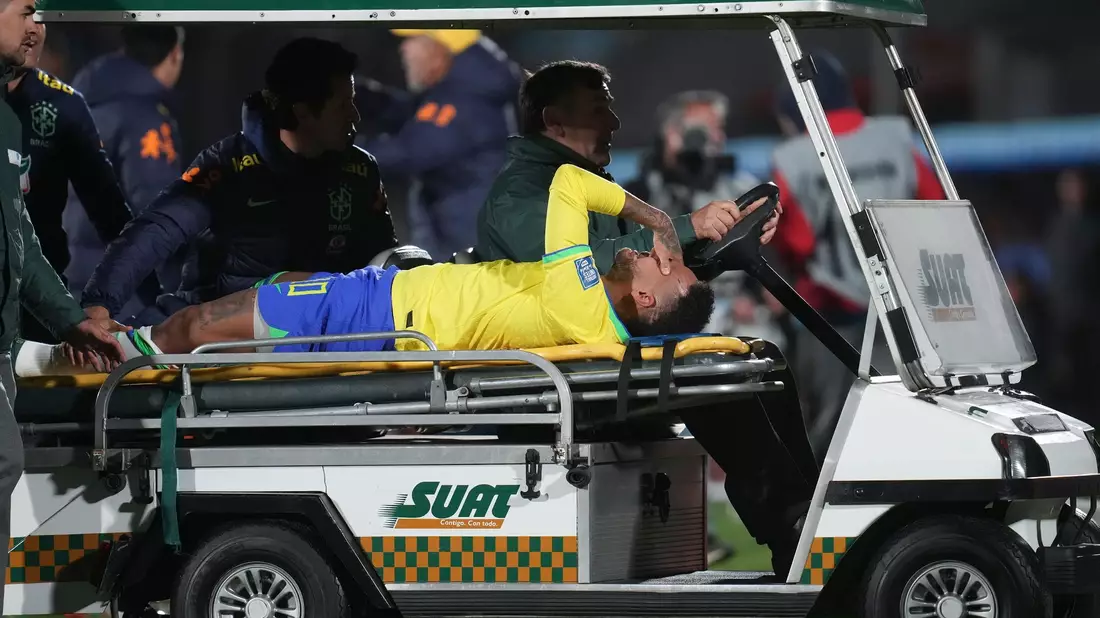 Brasiliens Star Neymar hat sich am Knie verletzt. - Bild: Matilde Campodonico/AP