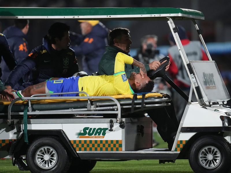 Brasiliens Neymar wird vom Spielfeld gefahren. Im WM-Qualifikationsspiel in Uruguay hat sich der Spieler das vordere Kreuzband sowie den Meniskus im linken Knie gerissen. - Foto: Matilde Campodonico/AP