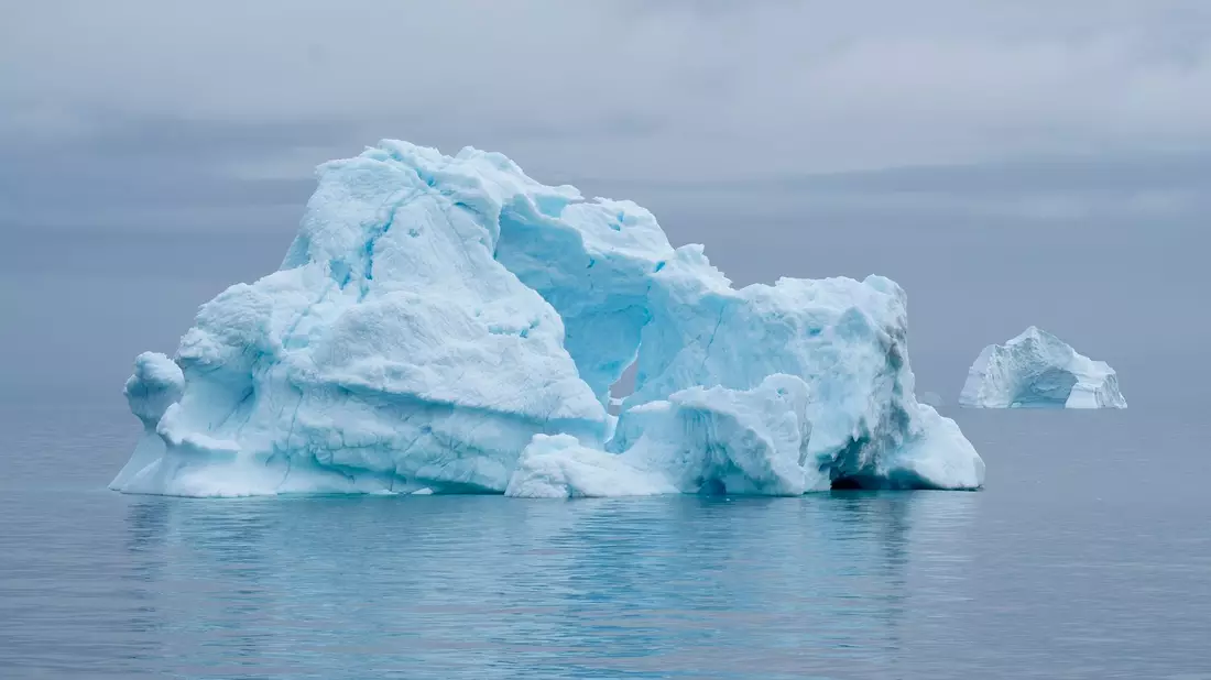 Eisberge treiben im Scoresby Sund von Grönland. - Bild: Chris Szagola/AP/dpa