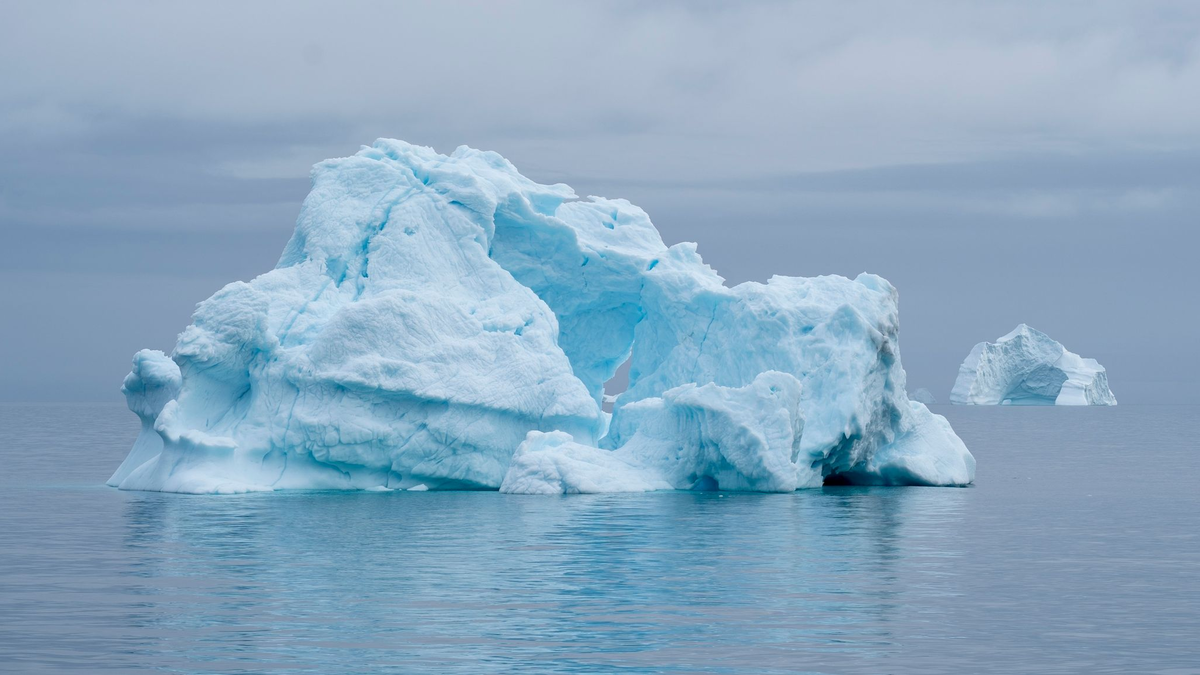 Eisberge treiben im Scoresby Sund von Grönland. - Foto: Chris Szagola/AP/dpa