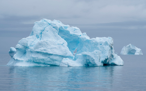 Eisberge treiben im Scoresby Sund von Grönland. - Foto: Chris Szagola/AP/dpa
