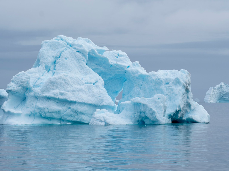 Eisberge treiben im Scoresby Sund von Grönland. - Foto: Chris Szagola/AP/dpa