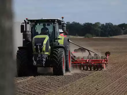 Bauer mit Traktor (Archiv) - Foto: über dts Nachrichtenagentur