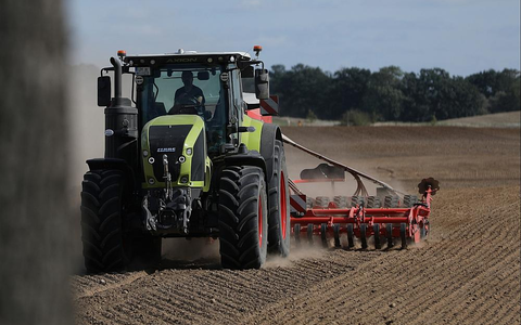 Bauer mit Traktor (Archiv) - Foto: über dts Nachrichtenagentur