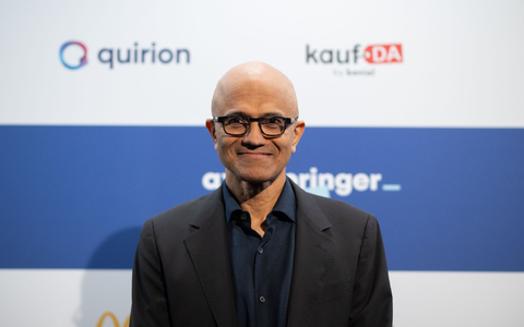 Menschliche Fähigkeiten wie kritisches Denken würden in der Zukunft möglicherweise sogar noch wichtiger werden, prognostiziert der Microsoft-Chef. - Foto: Sebastian Christoph Gollnow/dpa