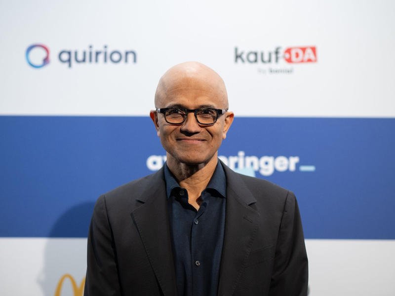 Menschliche Fähigkeiten wie kritisches Denken würden in der Zukunft möglicherweise sogar noch wichtiger werden, prognostiziert der Microsoft-Chef. - Foto: Sebastian Christoph Gollnow/dpa