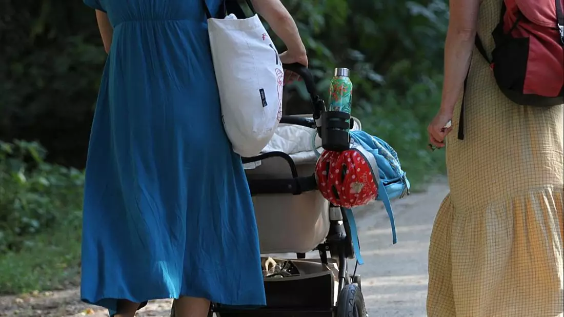 Zwei Frauen mit Kinderwagen (Archiv) - Bild: über dts Nachrichtenagentur