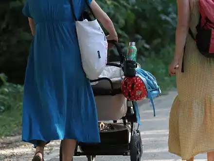 Zwei Frauen mit Kinderwagen (Archiv) - Foto: über dts Nachrichtenagentur