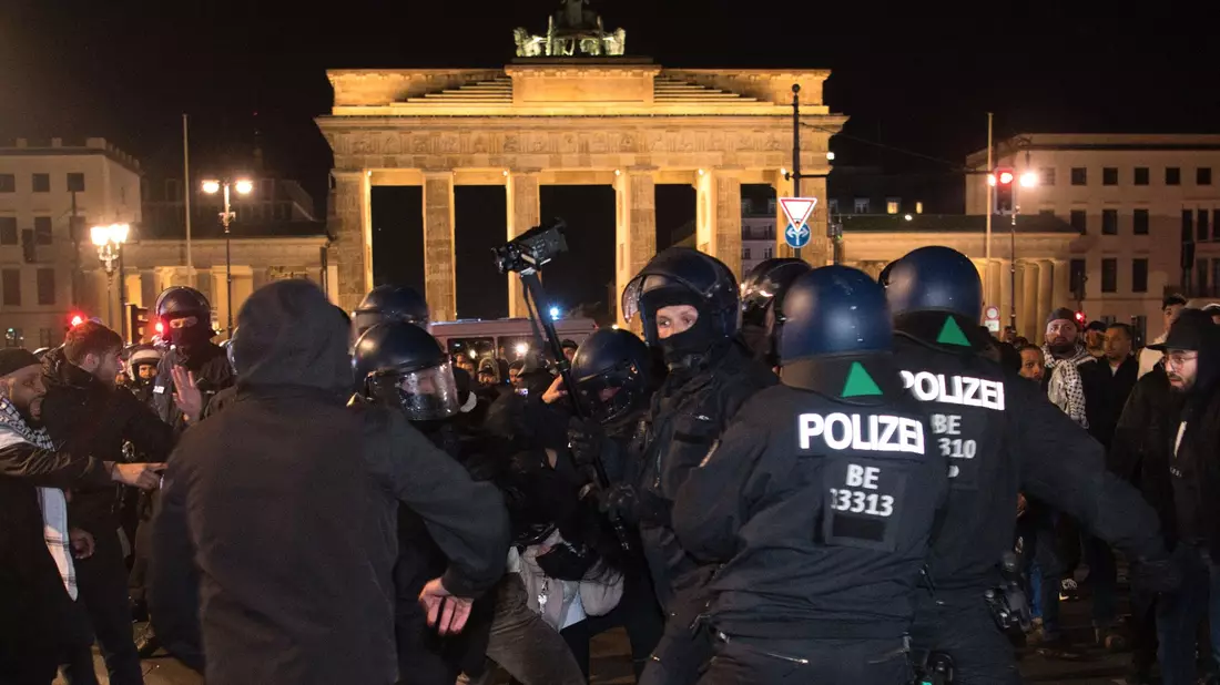 Pro-Palästina-Demonstranten streiten sich mit der Polizei vor dem Brandenburger Tor. - Bild: Paul Zinken/dpa