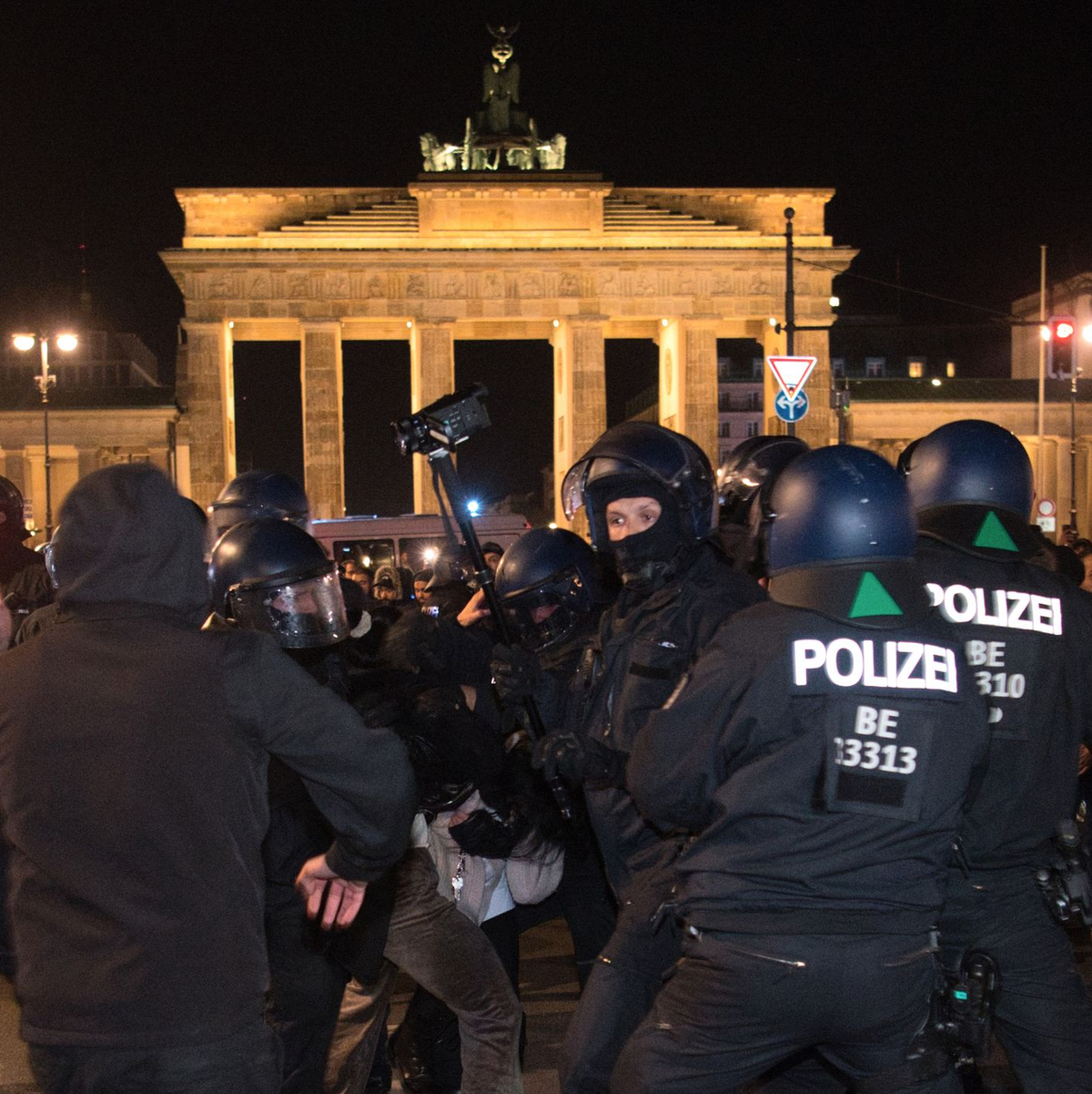 Pro-Palästina-Demonstranten streiten sich mit der Polizei vor dem Brandenburger Tor. - Foto: Paul Zinken/dpa
