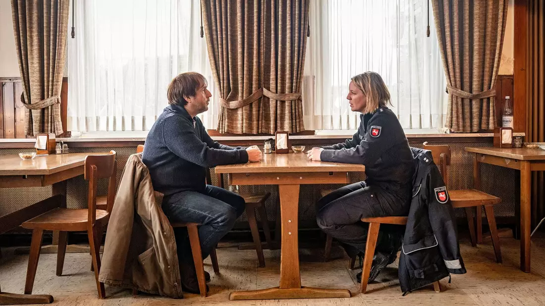 Sörensen (Bjarne Mädel) und Jenny (Katrin Wichmann) in einer Szene des TV-Krimis  «Sörensen fängt Feuer». - Bild: Michael Ihle/NDR/dpa