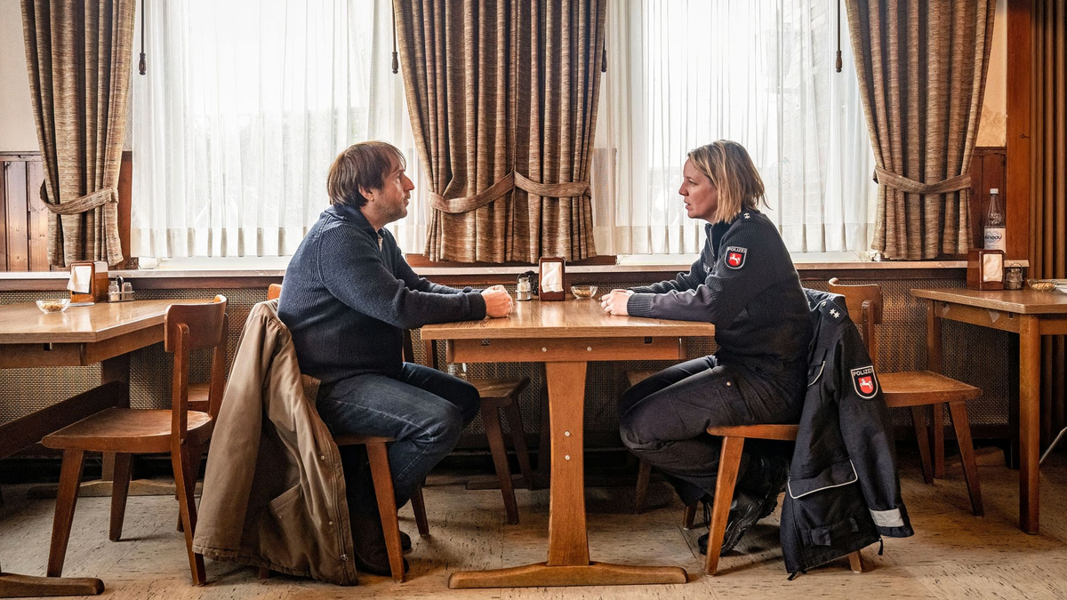 Sörensen (Bjarne Mädel) und Jenny (Katrin Wichmann) in einer Szene des TV-Krimis  «Sörensen fängt Feuer». - Foto: Michael Ihle/NDR/dpa