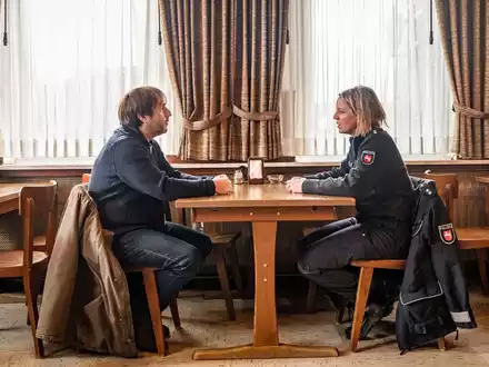 Sörensen (Bjarne Mädel) und Jenny (Katrin Wichmann) in einer Szene des TV-Krimis  «Sörensen fängt Feuer». - Foto: Michael Ihle/NDR/dpa