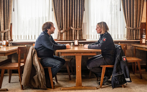 Sörensen (Bjarne Mädel) und Jenny (Katrin Wichmann) in einer Szene des TV-Krimis  «Sörensen fängt Feuer». - Foto: Michael Ihle/NDR/dpa