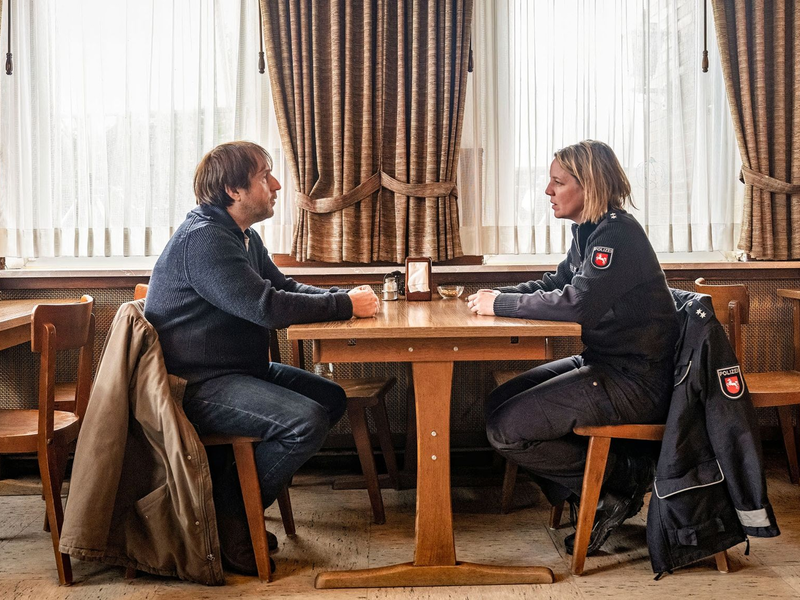 Sörensen (Bjarne Mädel) und Jenny (Katrin Wichmann) in einer Szene des TV-Krimis  «Sörensen fängt Feuer». - Foto: Michael Ihle/NDR/dpa