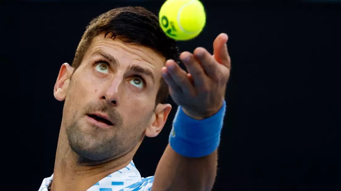 Verwandelte gegen den Argentinier Tomas Martin Etcheverry nach 2:28 Stunden seinen ersten Matchball: Novak Djokovic. - Bild: Asanka Brendon Ratnayake/AP/dpa
