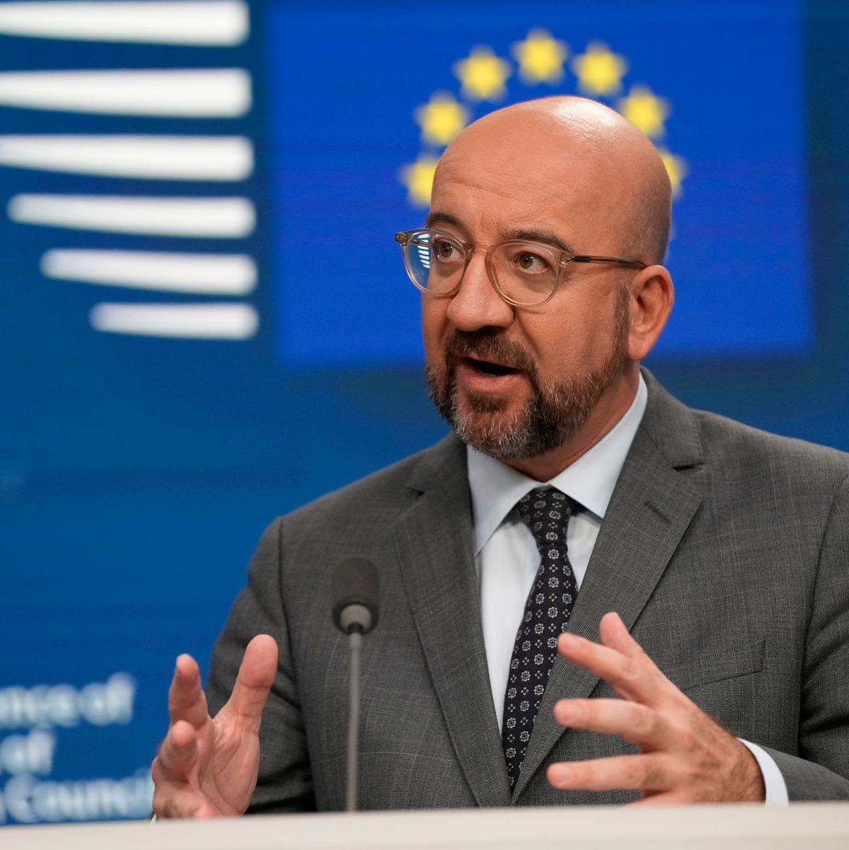 Charles Michel (M), EU-Ratspräsident, gibt während des EU-Gipfels eine Erklärung zur Aufnahme von Beitrittsverhandlungen mit der Ukraine und Moldau ab. - Foto: Virginia Mayo/AP/dpa