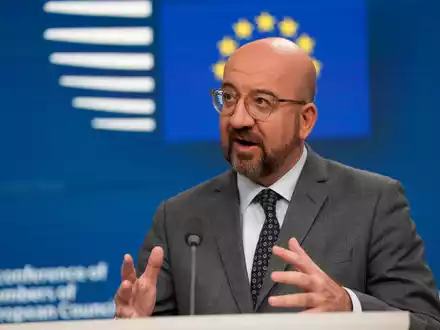 Charles Michel steht Medienvertretern Rede und Antwort. - Foto: Virginia Mayo/AP/dpa