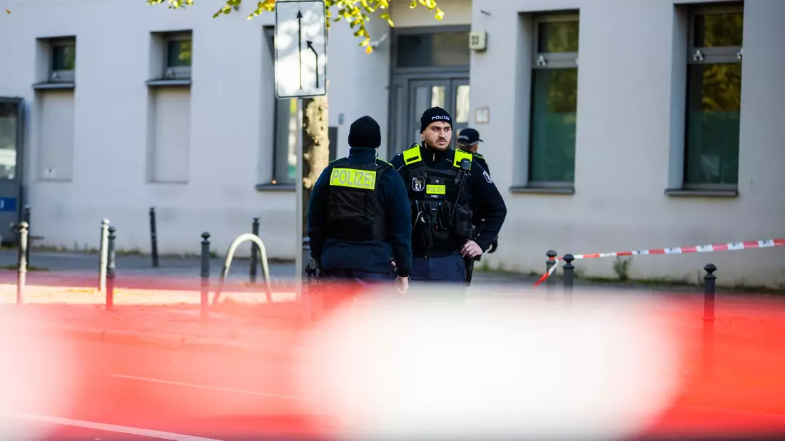 Polizeikräfte stehen vor der jüdischen Gemeinde Kahal Adass Jisroel in der Brunnenstraße in Berlin-Mitte. - Bild: Christoph Soeder/dpa