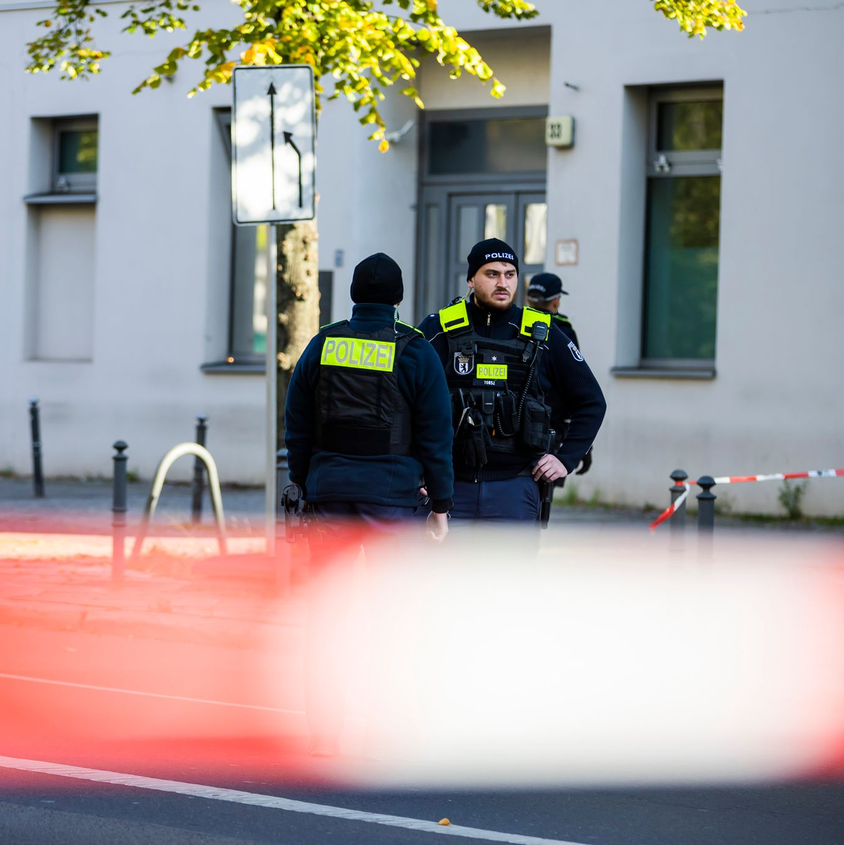 Polizeikräfte stehen vor der jüdischen Gemeinde Kahal Adass Jisroel in der Brunnenstraße in Berlin-Mitte. - Foto: Christoph Soeder/dpa