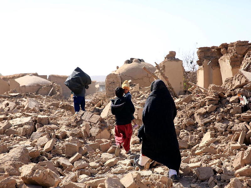 Menschen laufen über die Trümmer nach einem starken Erdbeben in der Provinz Herat im Westen Afghanistans. - Foto: Uncredited/Save the Children/AP/dpa