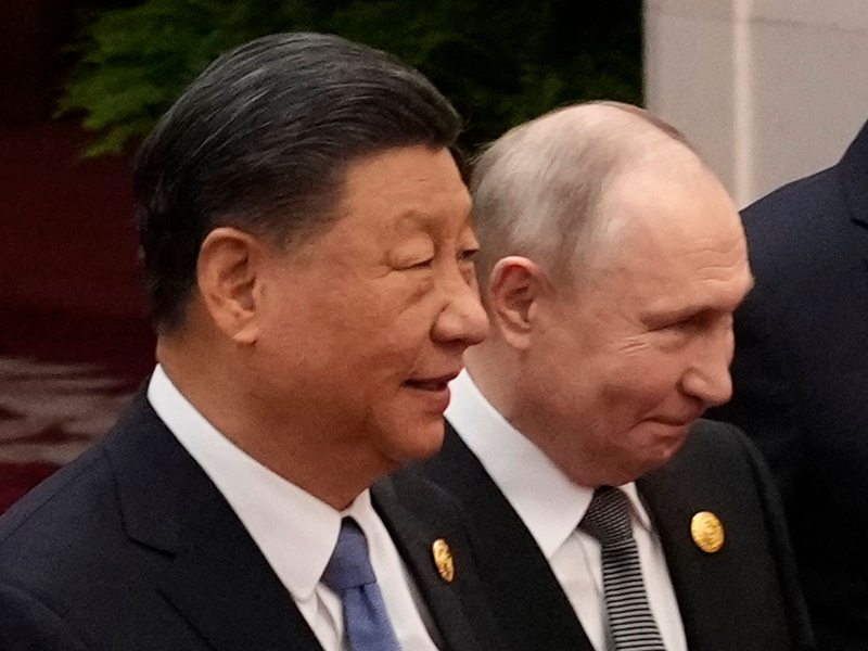 Seite an Seite: der chinesische Präsident Xi Jinping (l) und Kremlchef Wladimir Putin in Pekig. - Foto: Suo Takekuma/Pool Kyodo News/AP