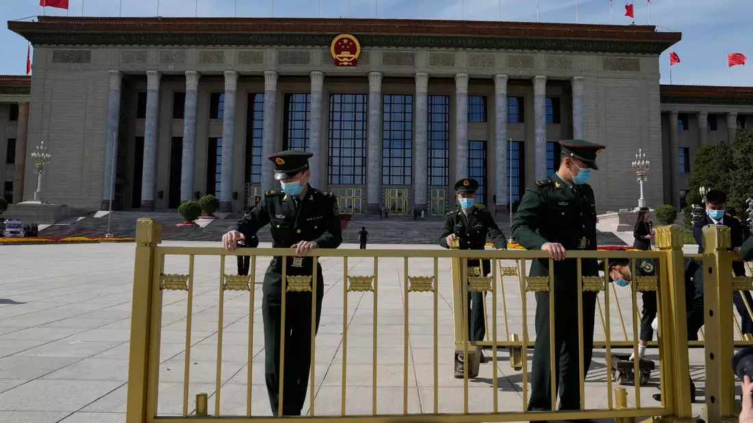 Soldaten errichten Barrikaden vor der Großen Halle des Volkes in der chinesischen Hauptstadt. - Bild: Ng Han Guan/AP/dpa