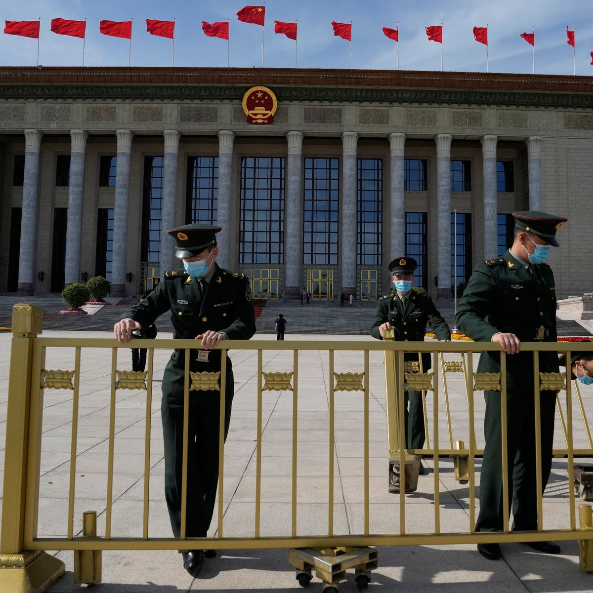 Soldaten errichten Barrikaden vor der Großen Halle des Volkes in der chinesischen Hauptstadt. - Foto: Ng Han Guan/AP/dpa