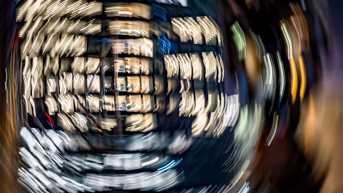 In der Finanz- und Versicherungsbranche wird am häufigsten länegr gearbeitet als vereinbart.  - Foto: Frank Rumpenhorst/dpa