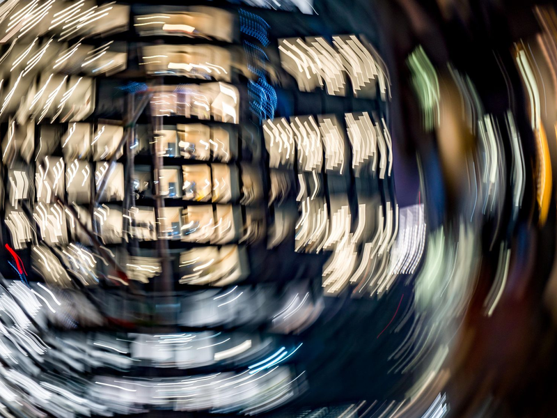 In der Finanz- und Versicherungsbranche wird am häufigsten länegr gearbeitet als vereinbart.  - Foto: Frank Rumpenhorst/dpa