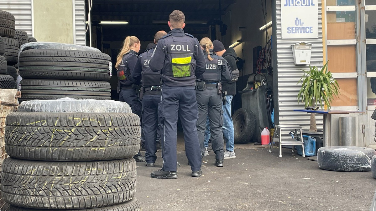 BPOL NRW: 88-Jähriger fährt mit Auto ins Gleisbett - Bundespolizei nimmt Schäden auf - Foto: presseportal.de