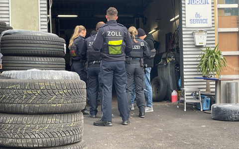 BPOL NRW: 88-Jähriger fährt mit Auto ins Gleisbett - Bundespolizei nimmt Schäden auf - Foto: presseportal.de