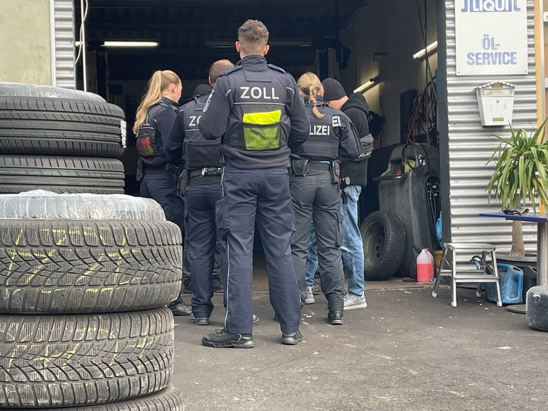 BPOL NRW: 88-Jähriger fährt mit Auto ins Gleisbett - Bundespolizei nimmt Schäden auf - Foto: presseportal.de