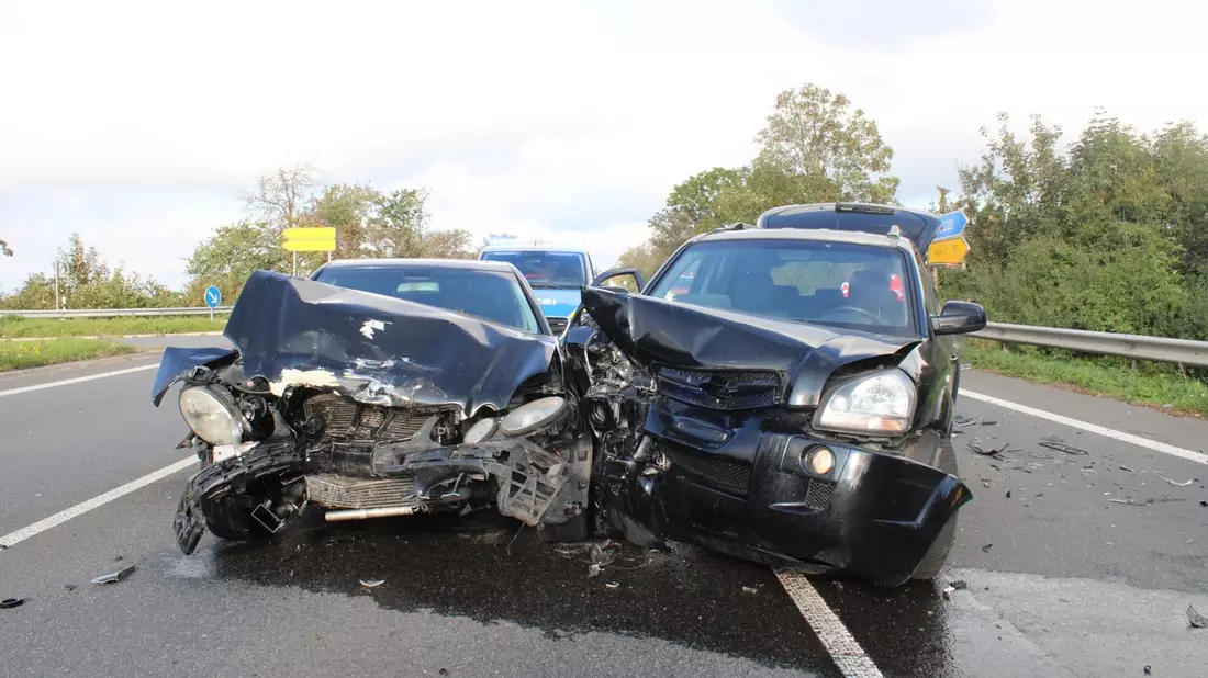 POL-MI: Alleinunfall: Autofahrer kommt von Bundesstraße ab - Bild: presseportal.de