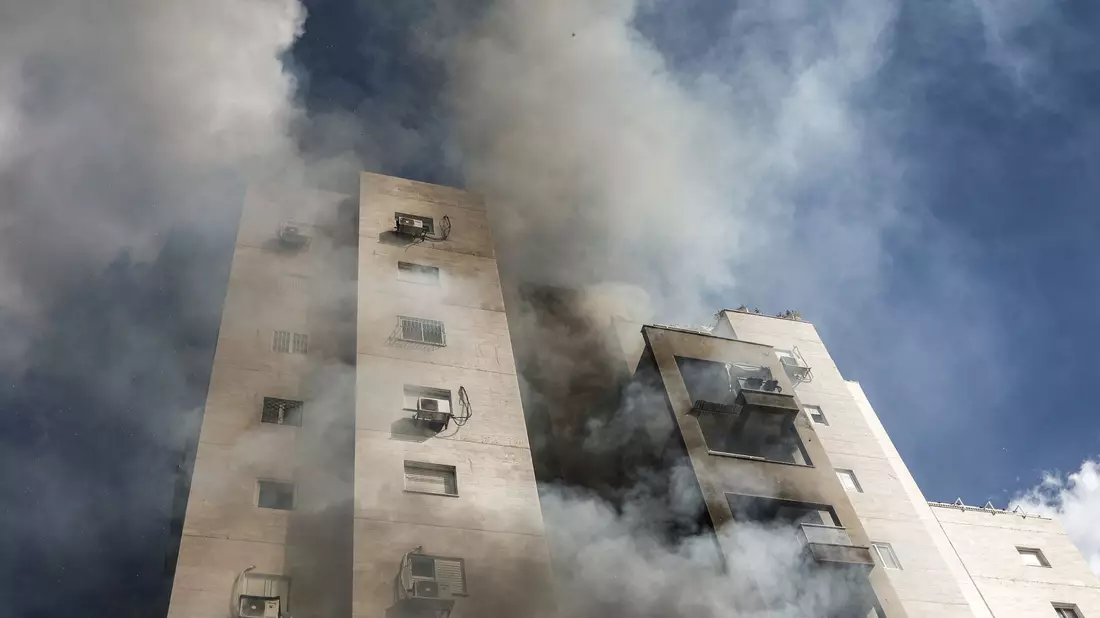 Nach einem Raketenangriff aus dem Gazastreifen ist Rauch aus einem Wohnhaus in Ashkelon zu sehen (Archiv). - Bild: Ilia Yefimovich/dpa