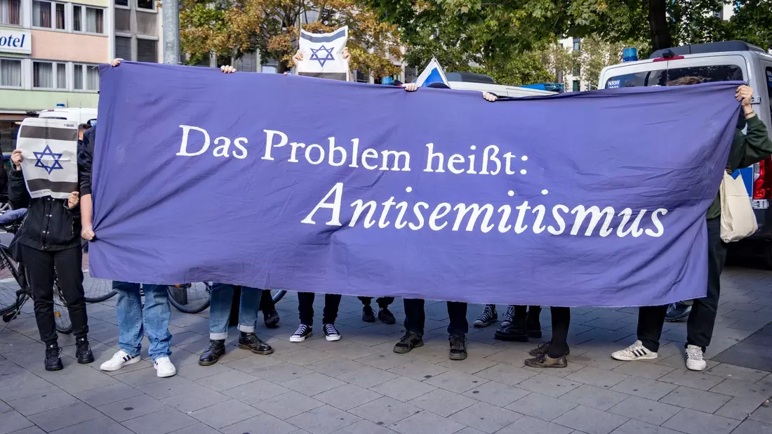 Pro-israelische Gegendemonstranten bei einer Pro-Palästina-Demonstration in Düsseldorf. - Bild: Christoph Reichwein/dpa