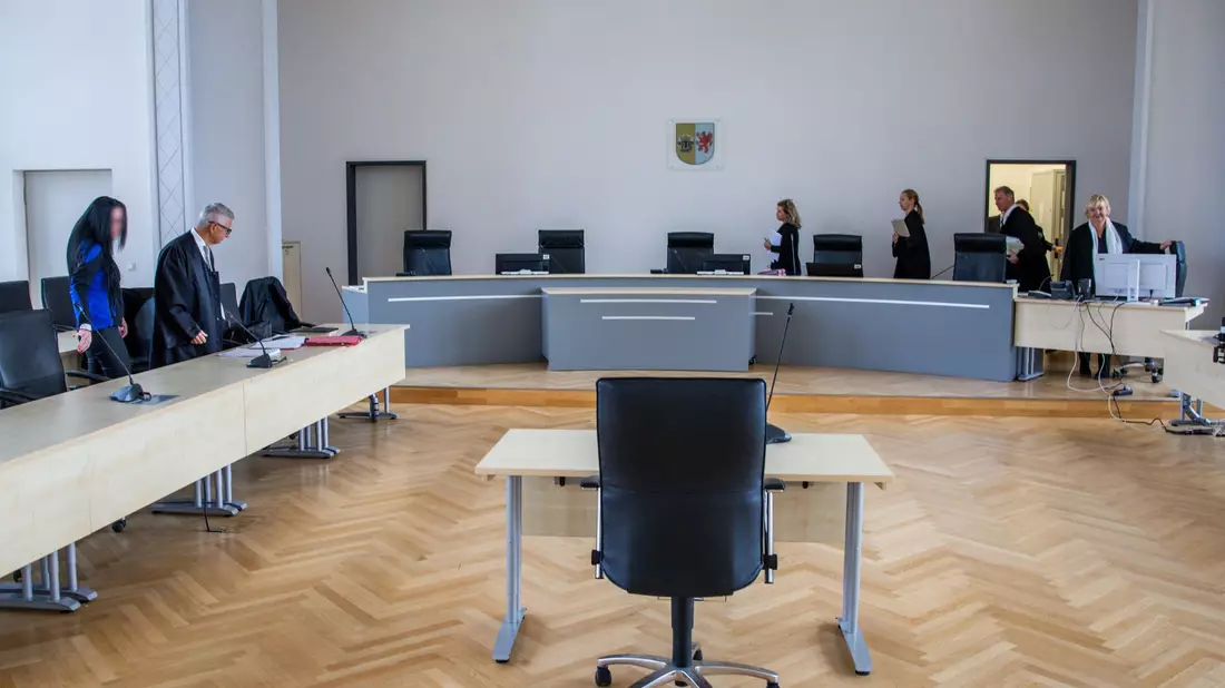 Die 24-Jährige Angeklagte (l) steht im Landgericht Rostock neben ihrem Rechtsanwalt. - Bild: Jens Büttner/dpa