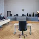 Die 24-Jährige Angeklagte (l) steht im Landgericht Rostock neben ihrem Rechtsanwalt. - Bild: Jens Büttner/dpa