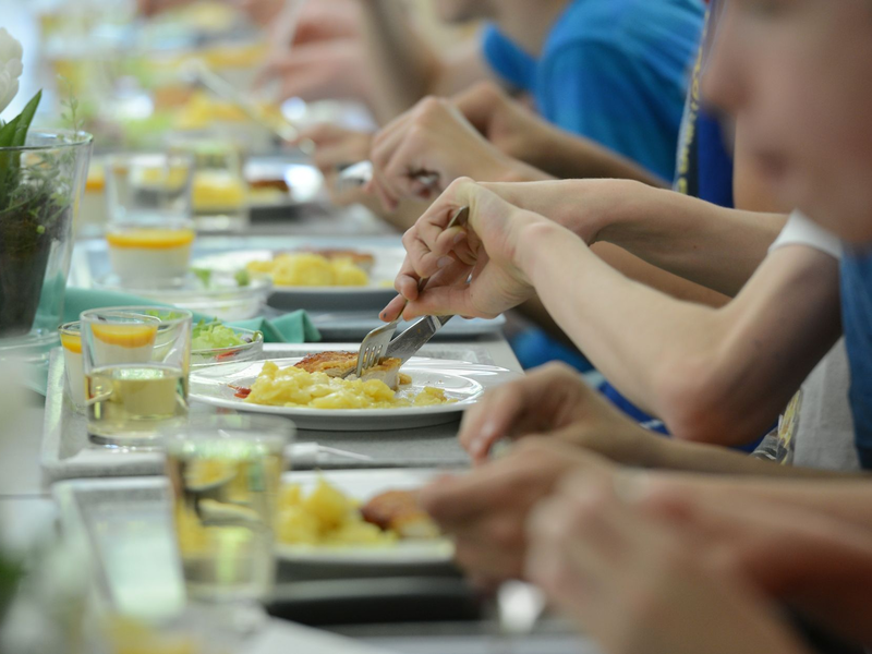 Eine internationale Initiative unter dem Dach der Vereinten Nationen berät in Paris, wie jedes Kind auf der Welt bis 2030 Zugang zu Schulmahlzeiten erhält. - Foto: Franziska Kraufmann/dpa