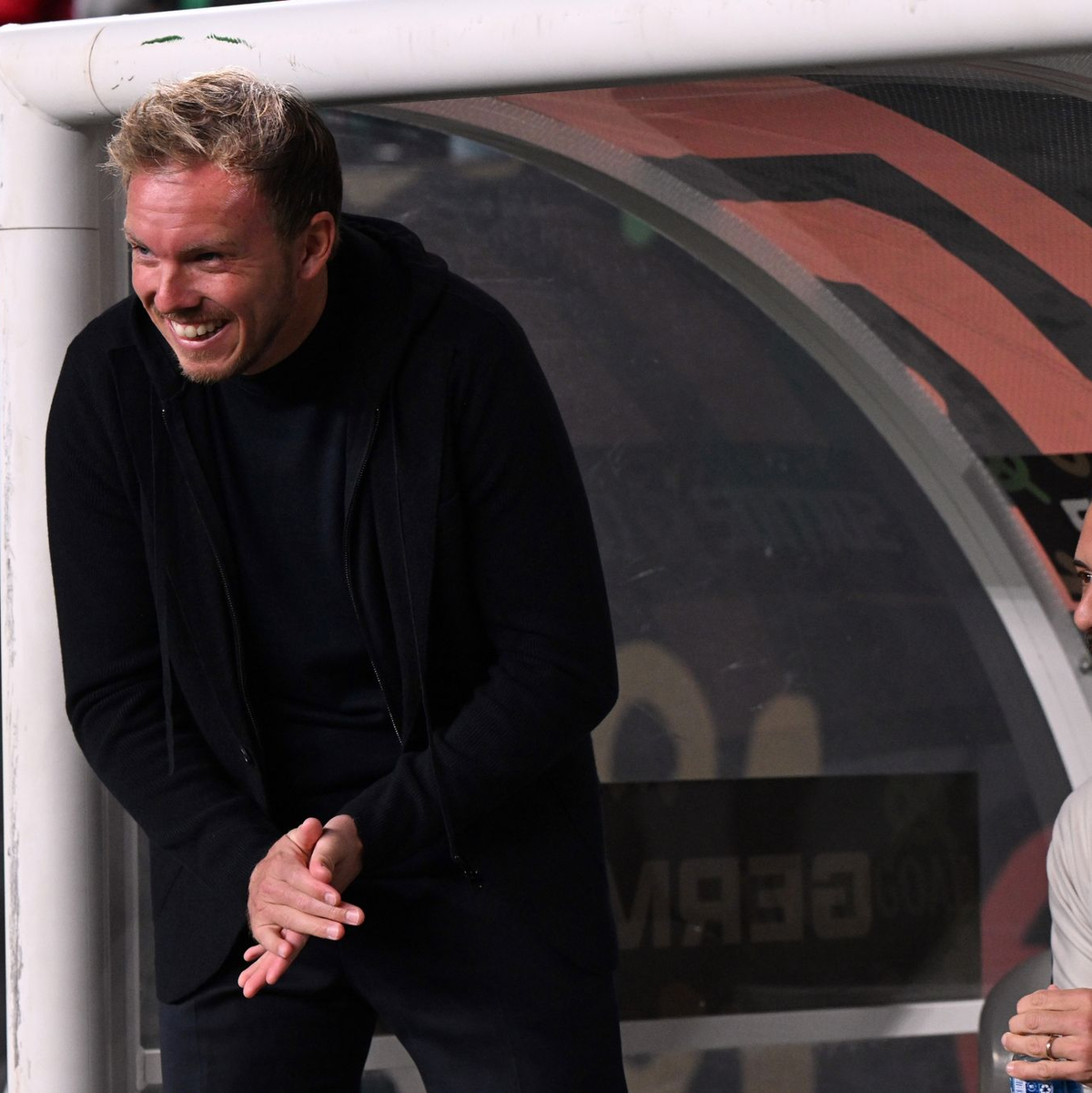 Hauchten der DFB-Elf wieder neues Leben ein: Bundestrainer Julian Nagelsmann (l) und Co-Trainer Sandro Wagner. - Foto: Federico Gambarini/dpa