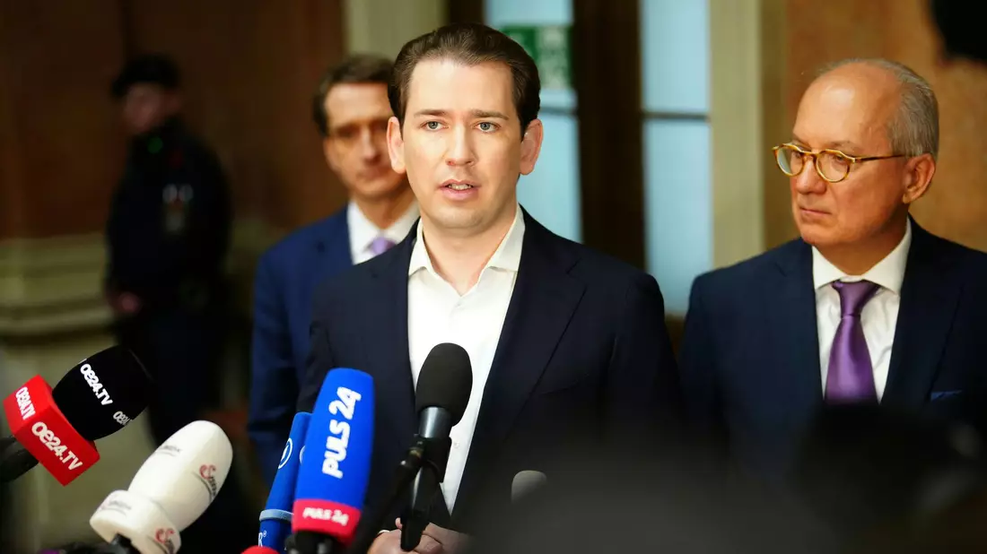 Sebastian Kurz spricht vor Prozessbeginn im Wiener Landesgericht mit Journalisten. - Bild: Eva Manhart/APA/dpa