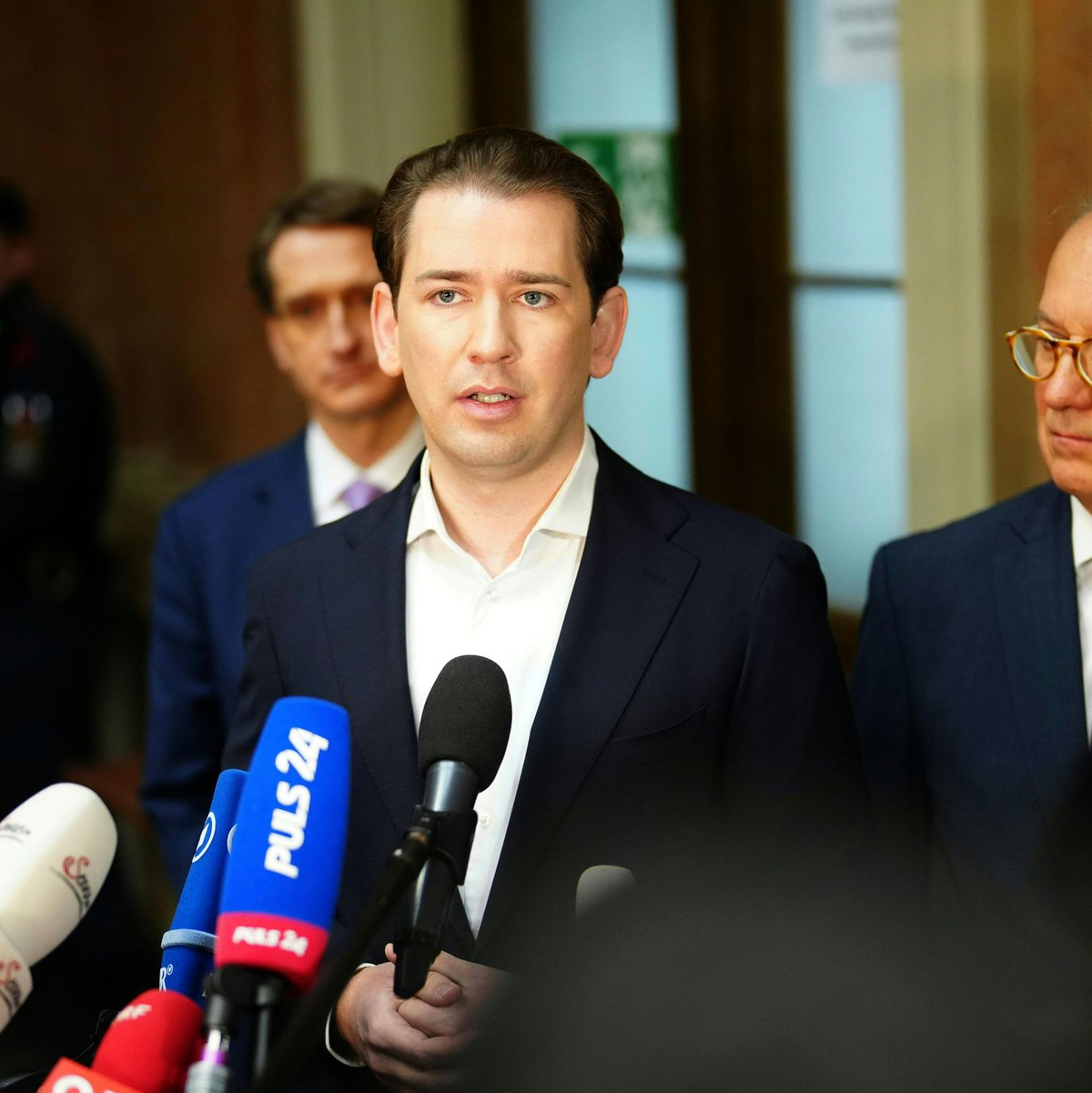 Sebastian Kurz spricht vor Prozessbeginn im Wiener Landesgericht mit Journalisten. - Foto: Eva Manhart/APA/dpa
