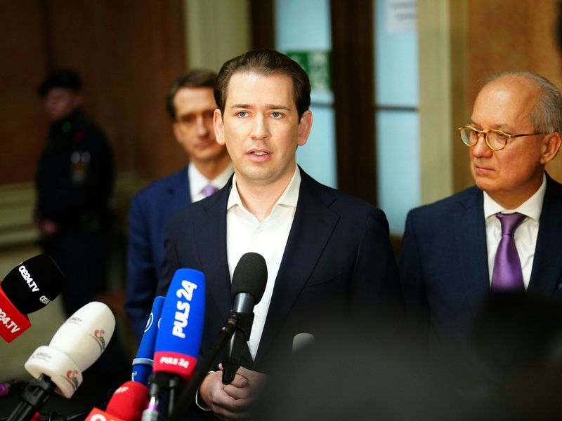 Sebastian Kurz spricht vor Prozessbeginn im Wiener Landesgericht mit Journalisten. - Foto: Eva Manhart/APA/dpa