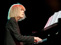 Carla Bley auf dem Moers Festival 2012. Jetzt ist die Pianistin im Alter von 87 Jahren gestorben. - Foto: Bernd Thissen/dpa