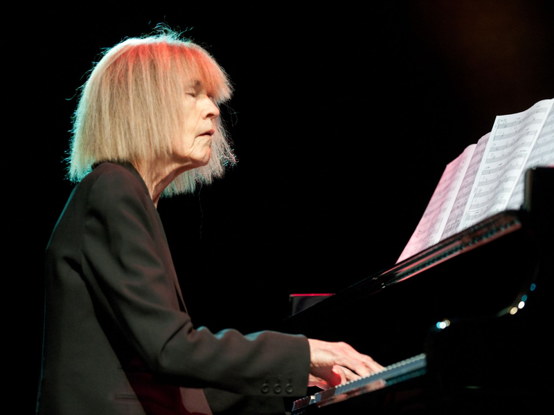Carla Bley auf dem Moers Festival 2012. Jetzt ist die Pianistin im Alter von 87 Jahren gestorben. - Foto: Bernd Thissen/dpa